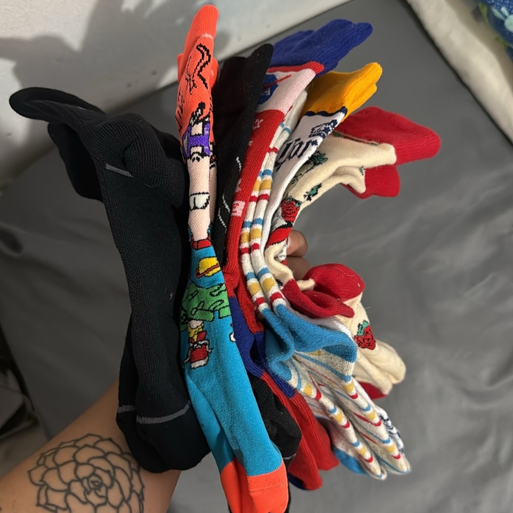 LOT OF SOCKS - Picture 4 of 4